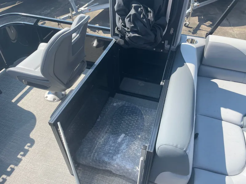 Slide: The Image of Avalon Venture 85 Quad Fish - 23' 2025 - 22