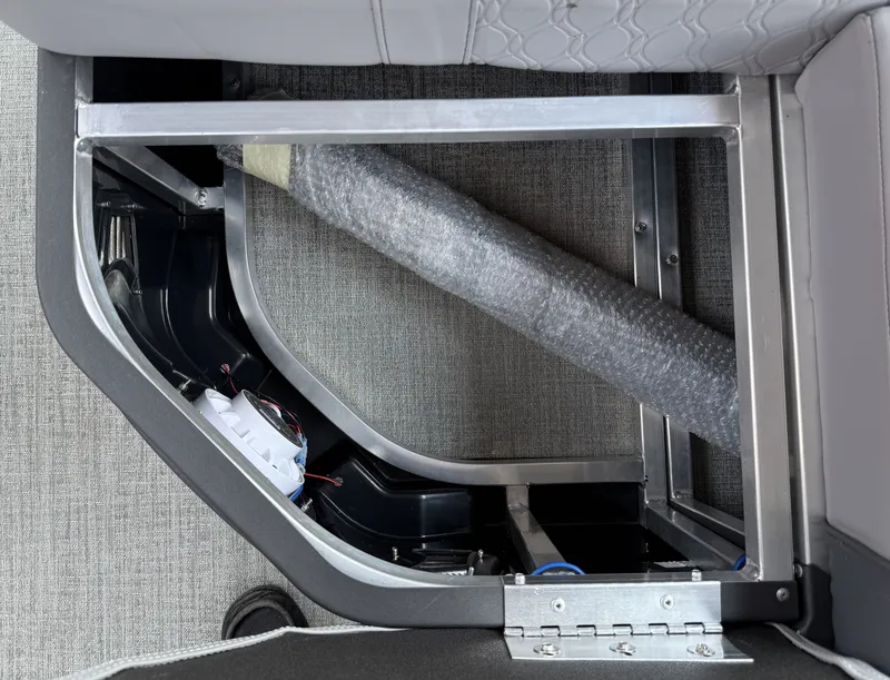 Slide: The Image of Avalon Venture 85 Rear Fish - 23' 2025 - 19