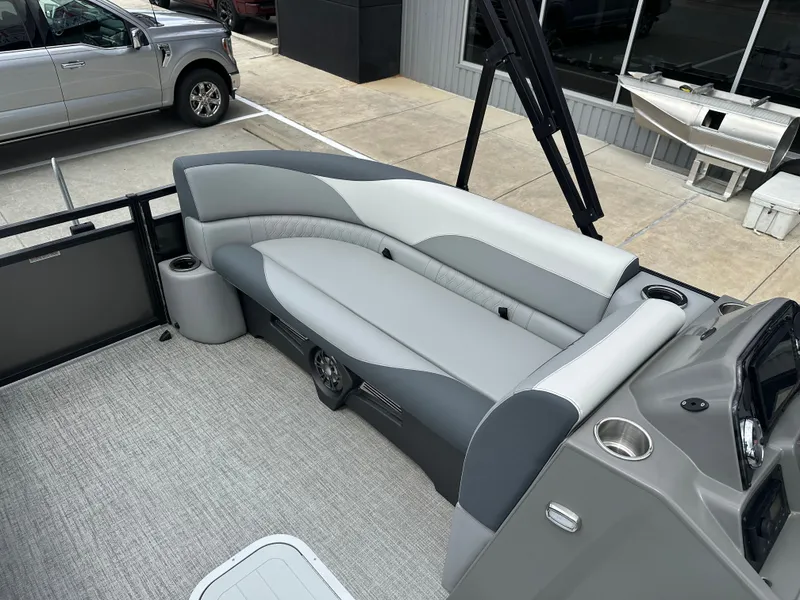 Slide: The Image of Avalon Venture 85 Versatile Rear Bench - 23' 2025 - 11