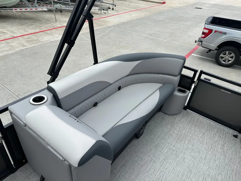 Slide: The Image of Avalon Venture 85 Versatile Rear Bench - 23' 2025 - 14