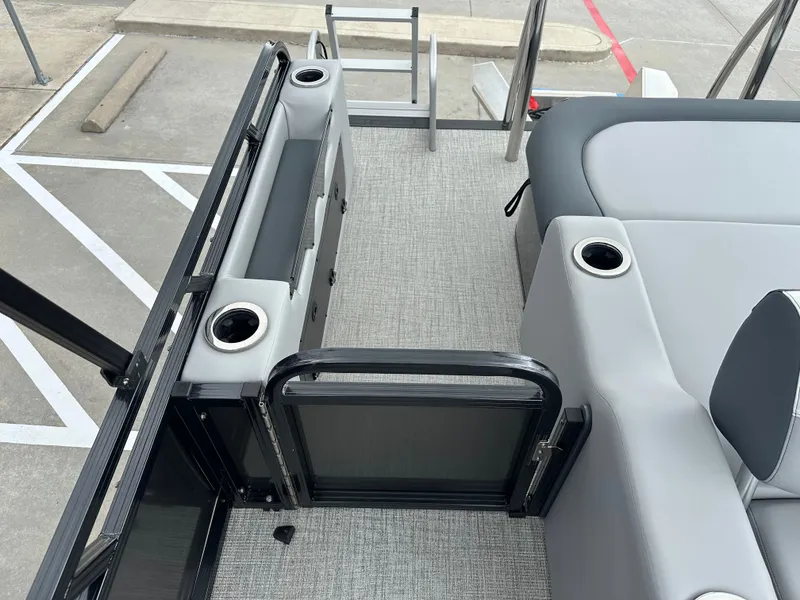 Slide: The Image of Avalon Venture 85 Versatile Rear Bench - 23' 2025 - 31