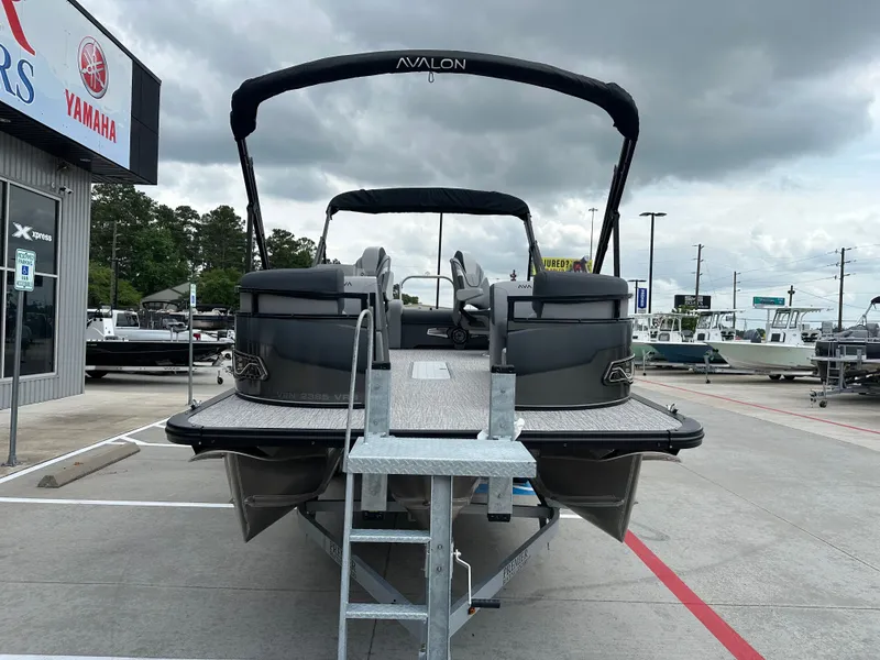 Slide: The Image of Avalon Venture 85 Versatile Rear Bench - 23' 2025 - 5