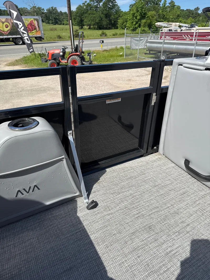 Slide: The Image of Avalon Venture 85 Versatile Rear Bench - 23' 2025 - 15