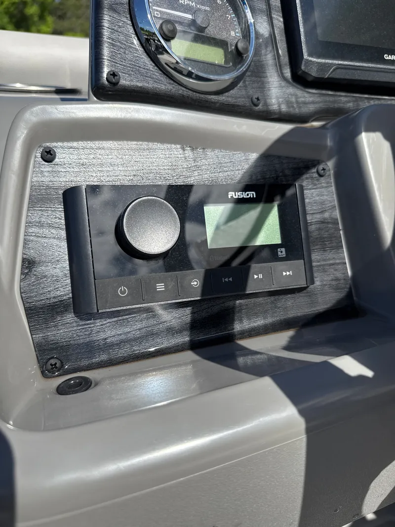 Slide: The Image of Avalon Venture 85 Versatile Rear Bench - 23' 2025 - 18