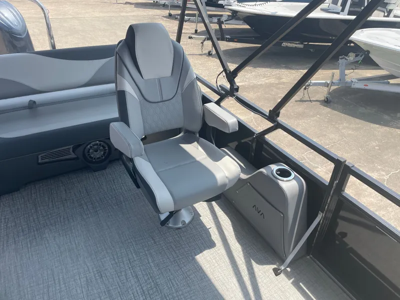 Slide: The Image of Avalon Venture 85 Versatile Rear Bench - 23' 2025 - 15