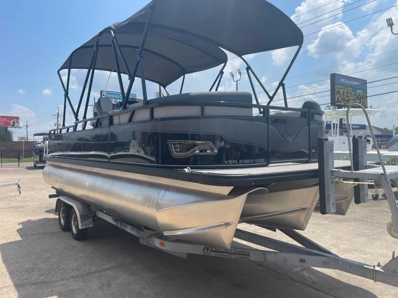 Slide: The Image of Avalon Venture 85 Versatile Rear Bench - 23' 2025 - 6