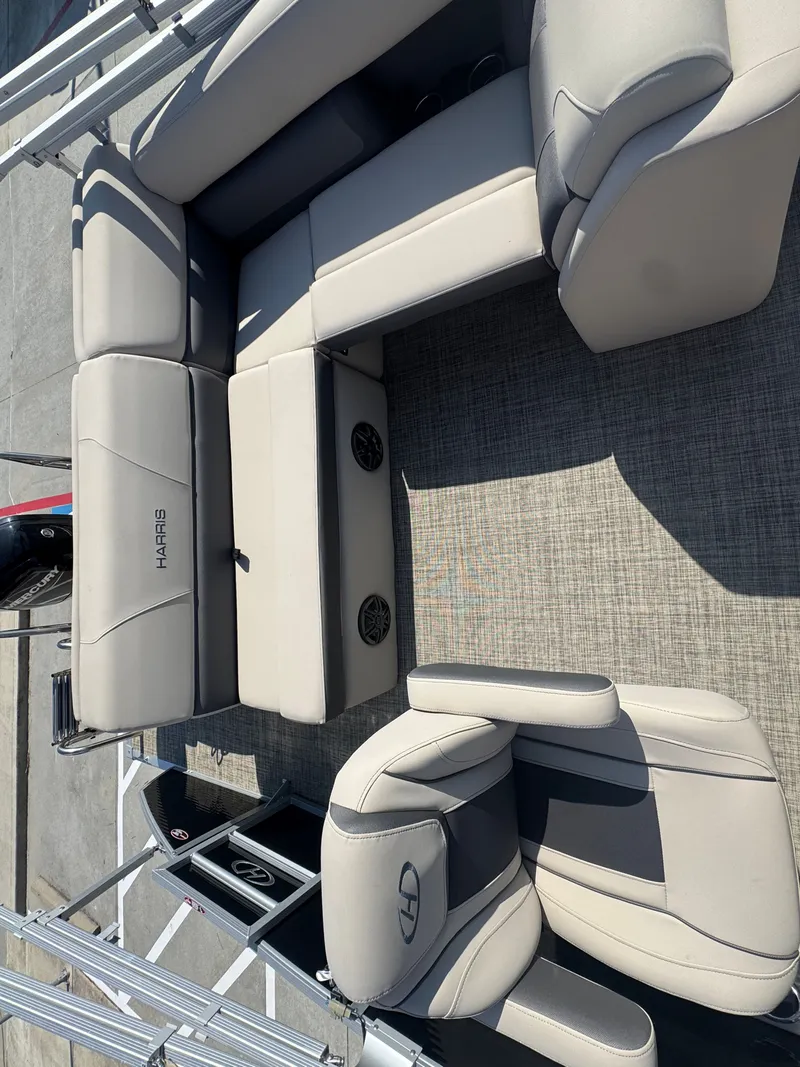 Slide: The Image of Harris Cruiser 210 2023 - 14