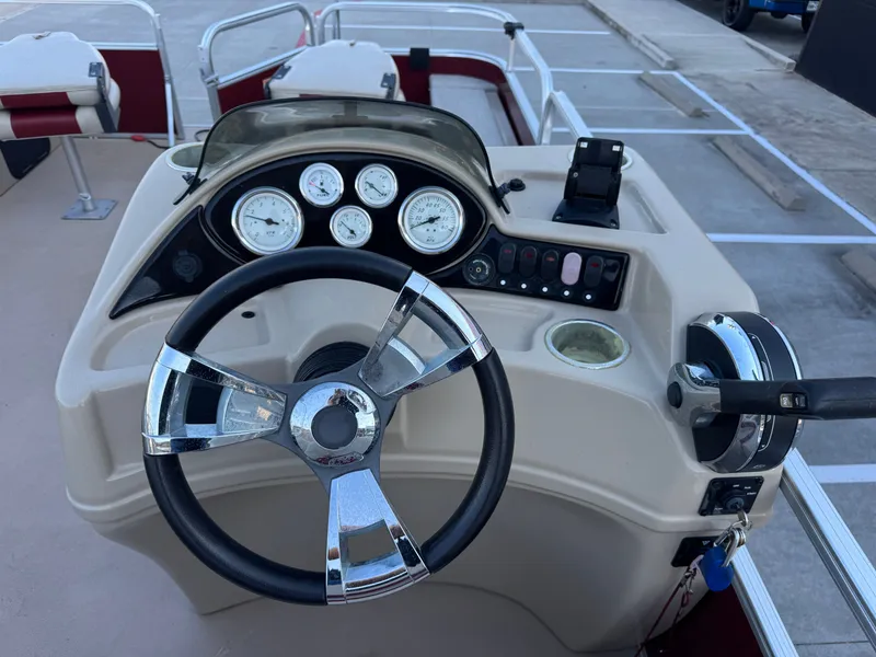 Slide: The Image of Lowe SF 214 Sport Fish 2015 - 9