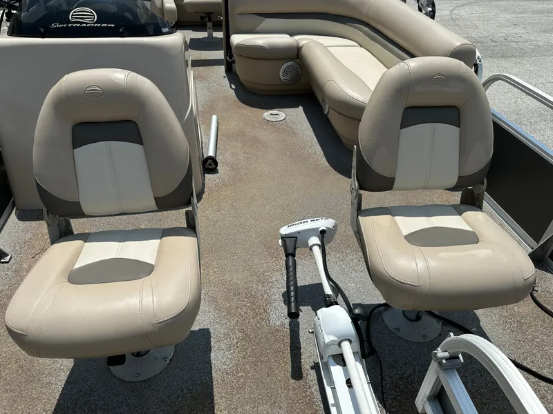 Slide: The Image of Sun Tracker Fishin' Barge 22 DLX 2016 - 7