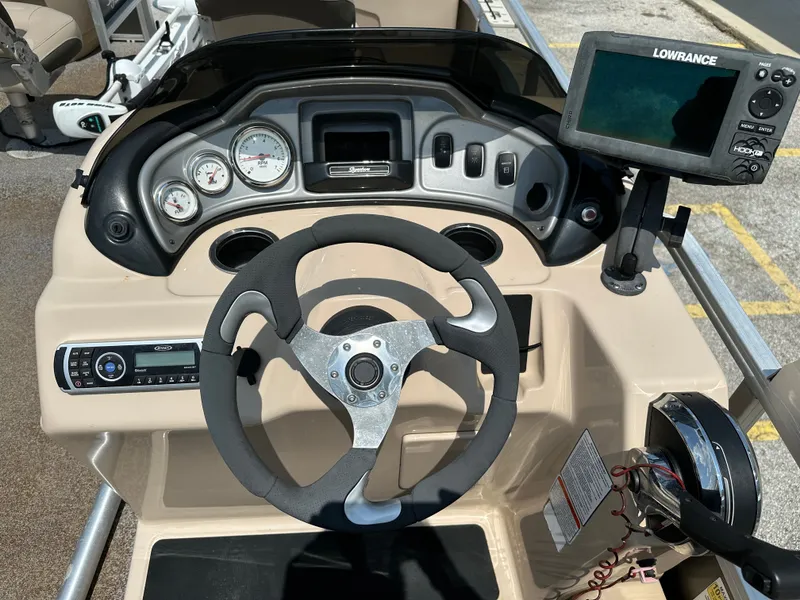 Slide: The Image of Sun Tracker Fishin' Barge 22 DLX 2016 - 9