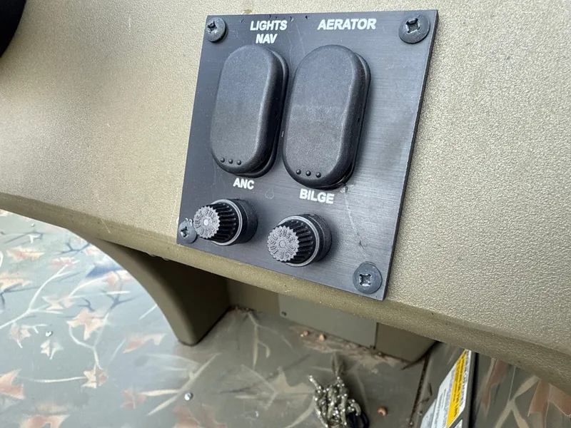 Slide: The Image of Tracker 1754SC 2023 - 12