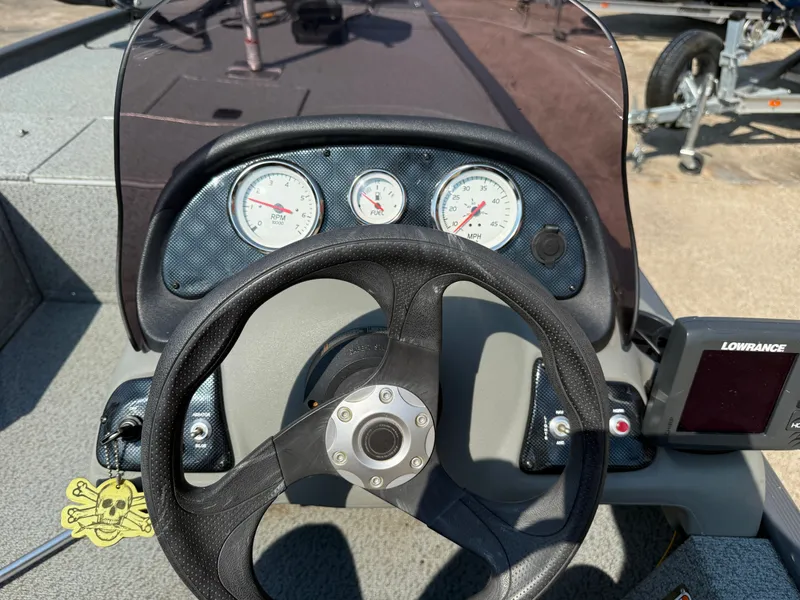 Slide: The Image of Tracker Pro 170 2017 - 10