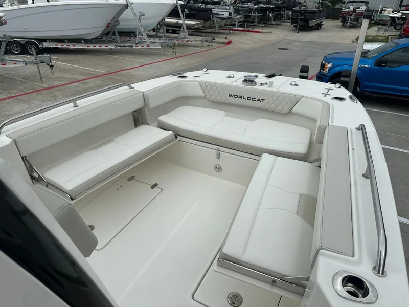 Slide: The Image of World Cat 235 TE 2025 - 29