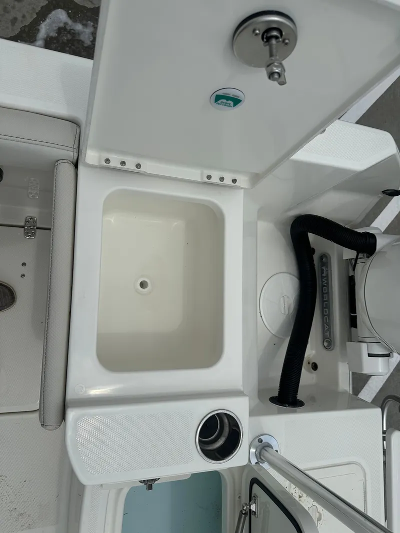 Slide: The Image of World Cat 235 TE 2025 - 36