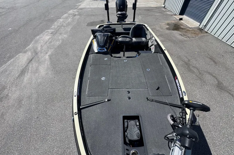 Slide: The Image of 2018 Ranger Z520 Comanche Ranger Cup boat with spacious deck and seating. - 15