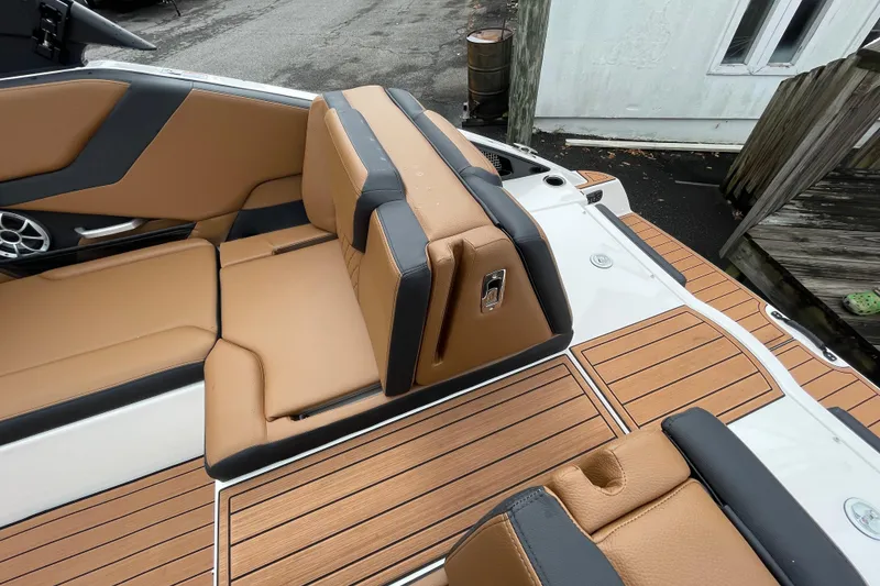 Slide: The Image of 2026 Yamaha Boats 252SE interior with tan and black seating, wood-style flooring. - 15