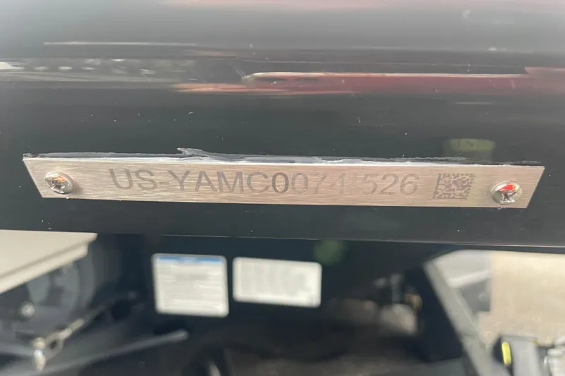 Slide: The Image of Yamaha Boats 252SE 2026 identification plate with serial number and QR code. - 20