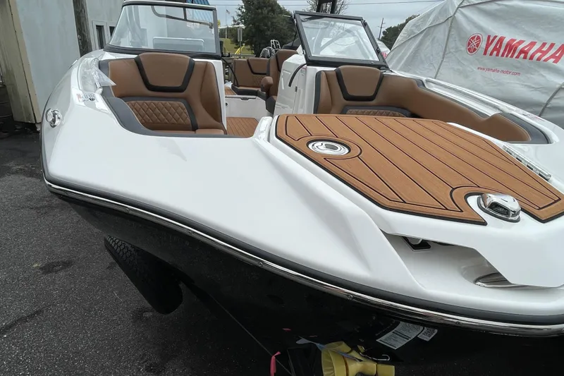 Slide: The Image of 2026 Yamaha Boats 252SE with sleek design and luxurious seating on display. - 3