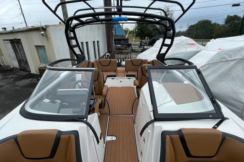Slide: The Image of 2026 Yamaha Boats 252SE interior with brown seating and sleek design. - 4