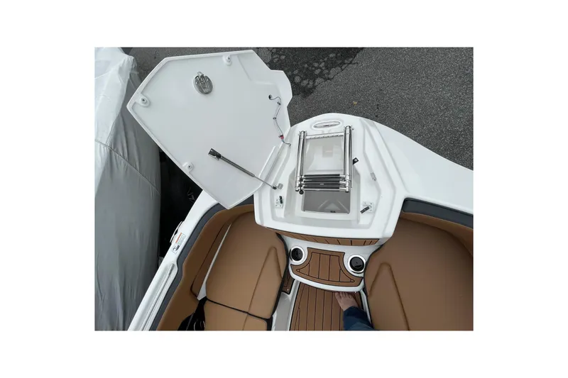 Slide: The Image of 2026 Yamaha Boats 252SE bow area with open hatch and seating. - 7