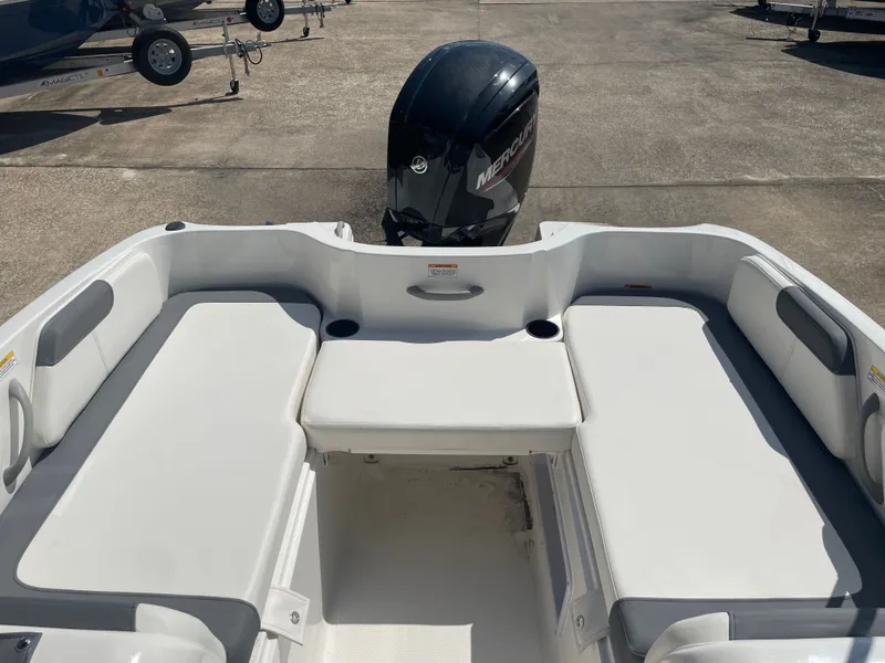 Slide: The Image of Bayliner E18LE 2025 - 11