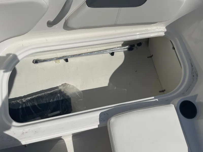 Slide: The Image of Bayliner E18LE 2025 - 13