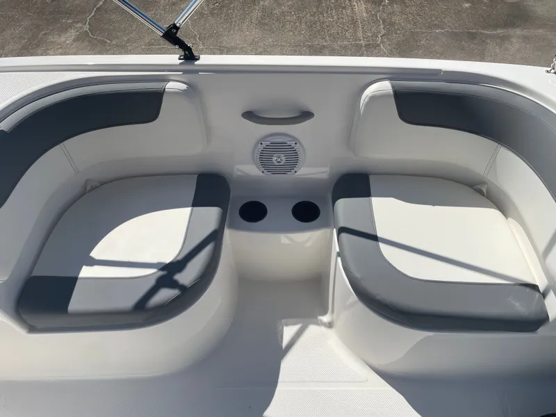 Slide: The Image of Bayliner E18LE 2025 - 14