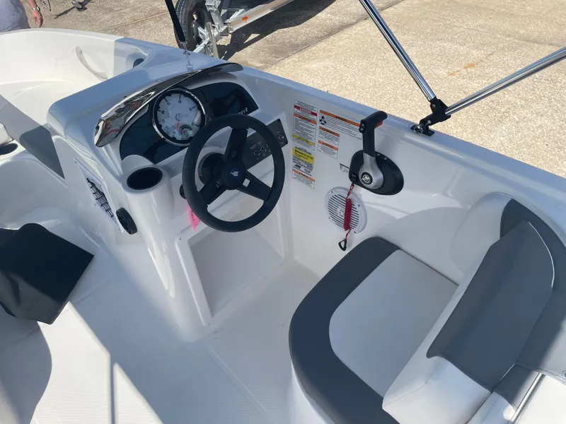 Slide: The Image of Bayliner E18LE 2025 - 17