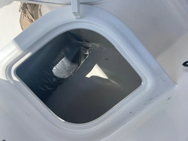 Slide: The Image of Bayliner E18LE 2025 - 18