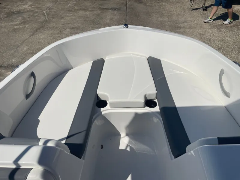 Slide: The Image of Bayliner E18LE 2025 - 20