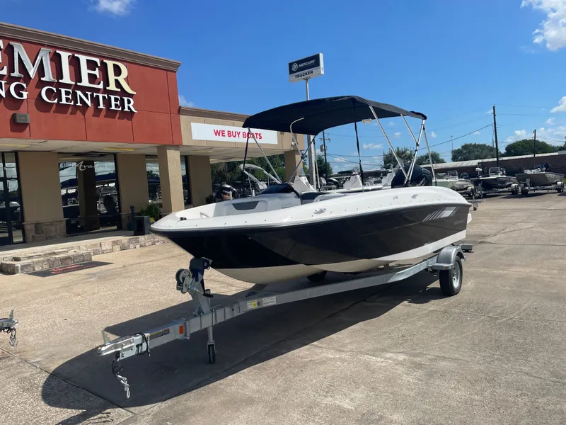 Slide: The Image of Bayliner E18LE 2025 - 3