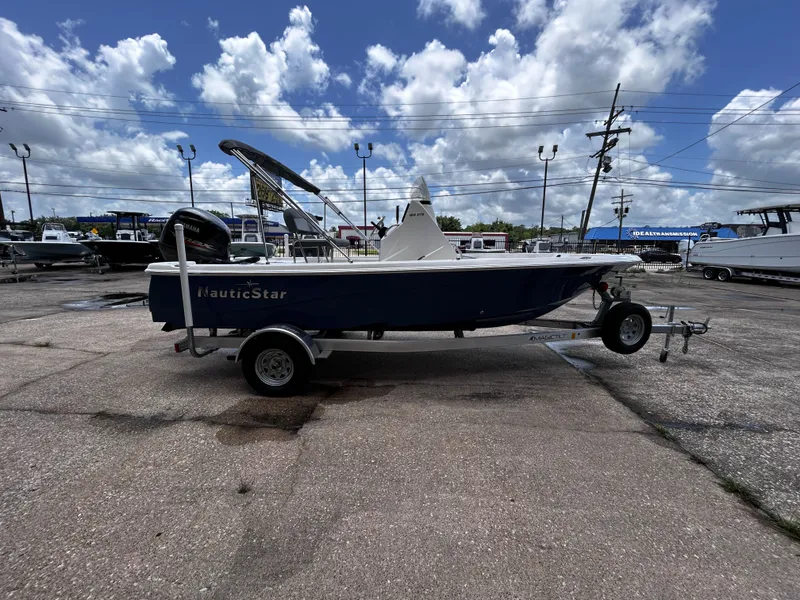 Slide: The Image of NauticStar 195 XTS 2023 - 7