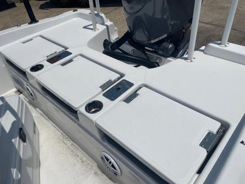 Slide: The Image of NauticStar 211 Hybrid 2024 - 11