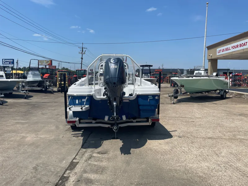 Slide: The Image of NauticStar 211 Hybrid 2024 - 9