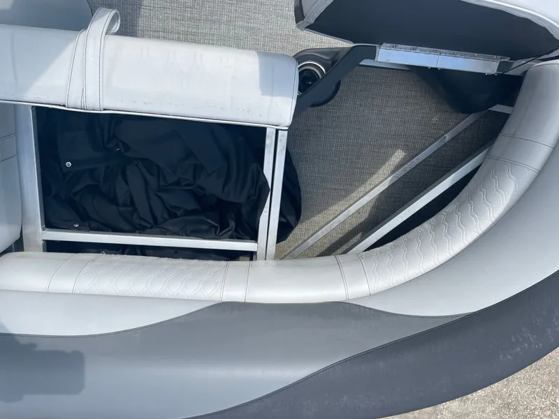 Slide: The Image of Tahoe AVALON LTZ QL21T 2024 - 16