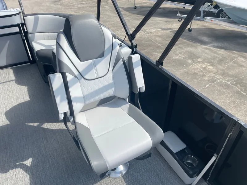 Slide: The Image of Tahoe AVALON LTZ QL21T 2024 - 17