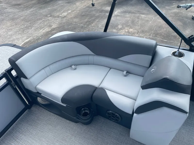 Slide: The Image of Tahoe AVALON LTZ QL21T 2024 - 27