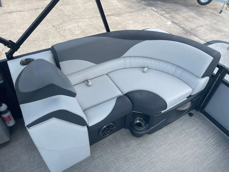 Slide: The Image of Tahoe AVALON LTZ QL21T 2024 - 28