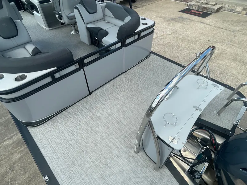 Slide: The Image of Tahoe AVALON LTZ QL21T 2024 - 33