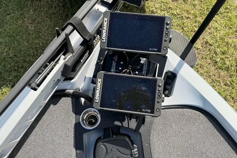 Slide: The Image of 2022 Ranger Z518 boat dashboard with dual Lowrance Elite fish finders. - 5