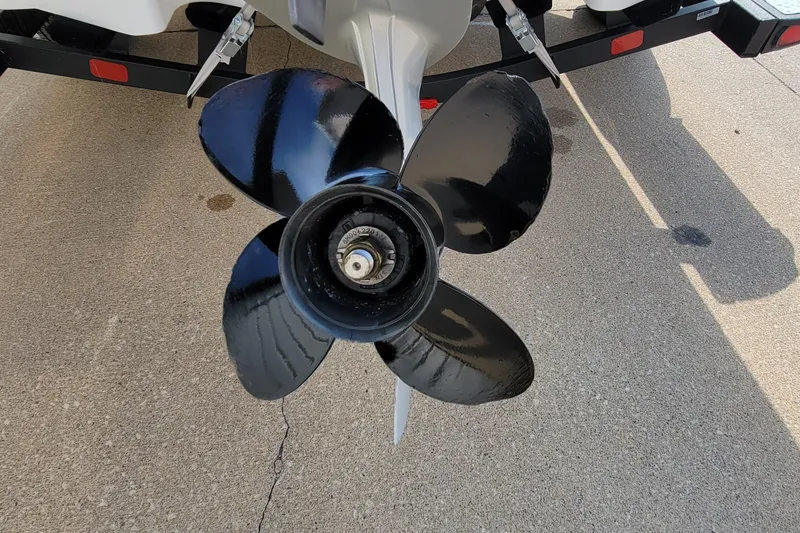 Slide: The Image of Propeller of 2022 Tahoe 185 S WT boat on a trailer, close-up view. - 10