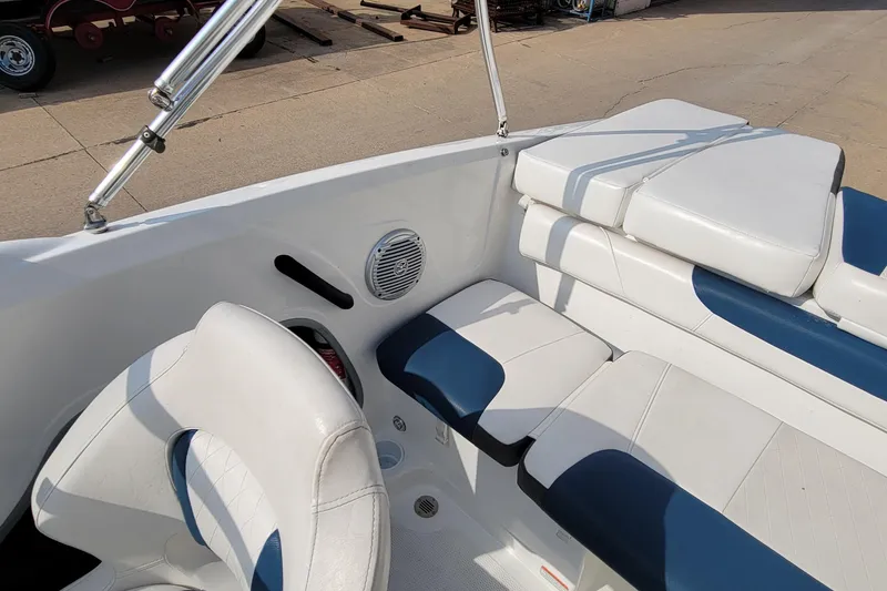 Slide: The Image of Interior of 2022 Tahoe 185 S WT boat with white and blue seating. - 29