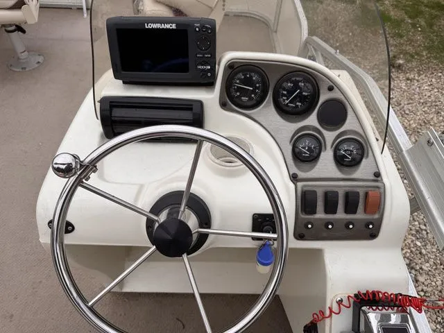 Slide: The Image of Lowe Bimini 214 2006 - 4