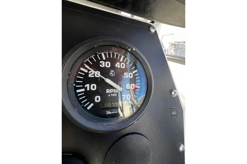 Slide: The Image of Tachometer of 2018 Hewescraft 220 Ocean Pro ET HT showing RPM. - 19
