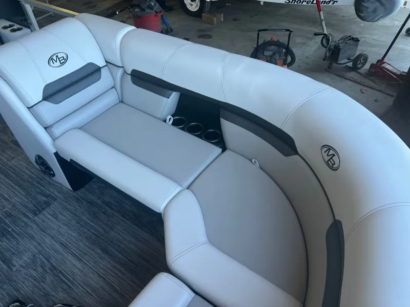 Slide: The Image of Montego Bay 8522 Quad Lounger BR Deluxe Pontoon 2026 - 5