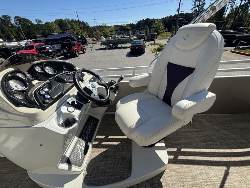Slide: The Image of JC Neptoon 25TT Sport w/Suzuki 250HP Engine and Trailer 2015 - 33