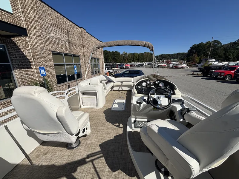 Slide: The Image of JC Neptoon 25TT Sport w/Suzuki 250HP - 4-Stroke Engine 2015 - 18