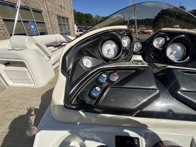 Slide: The Image of JC Neptoon 25TT Sport w/Suzuki 250HP - 4-Stroke Engine 2015 - 21