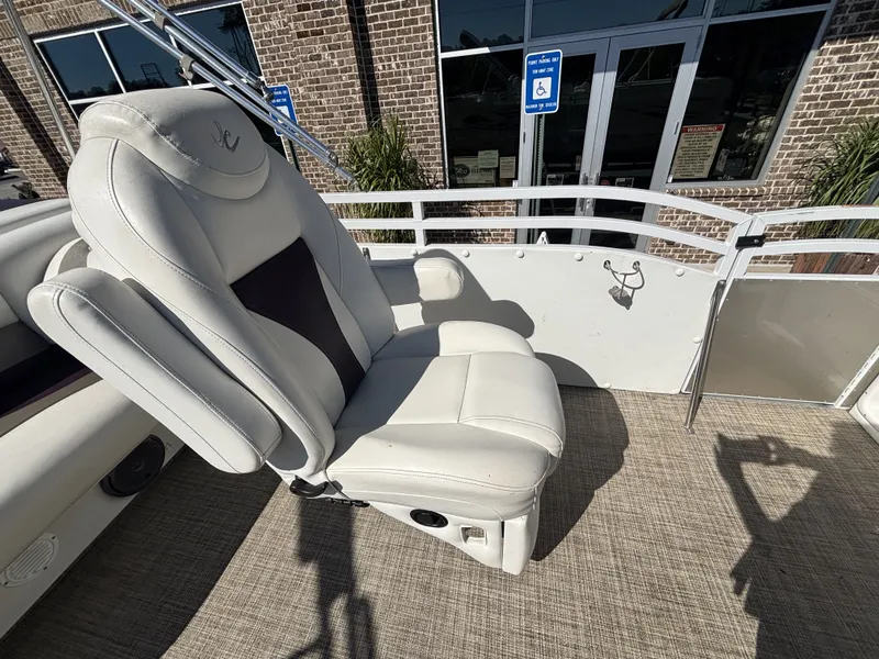 Slide: The Image of JC Manufacturing Neptoon 25TT Sport w/Suzuki 250HP - 4-Stroke Engine 2015 - 26