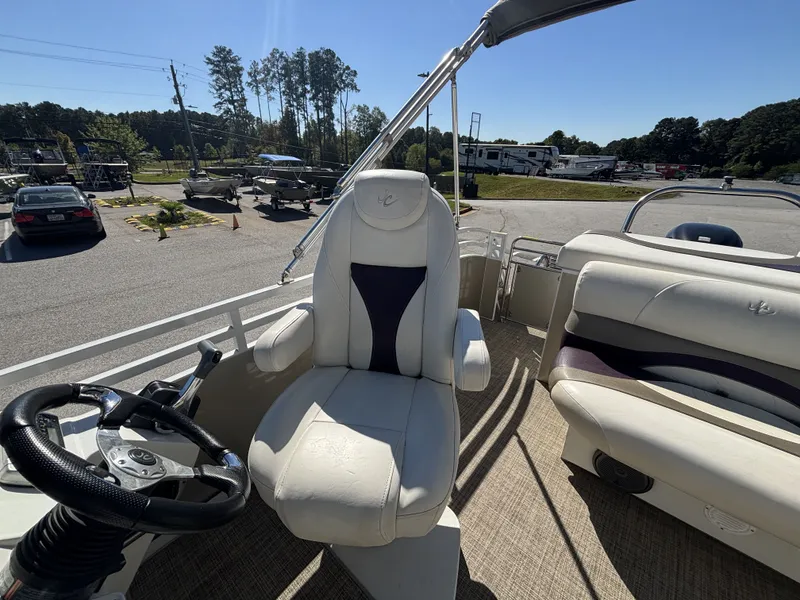 Slide: The Image of JC Manufacturing Neptoon 25TT Sport w/Suzuki 250HP - 4-Stroke Engine 2015 - 42